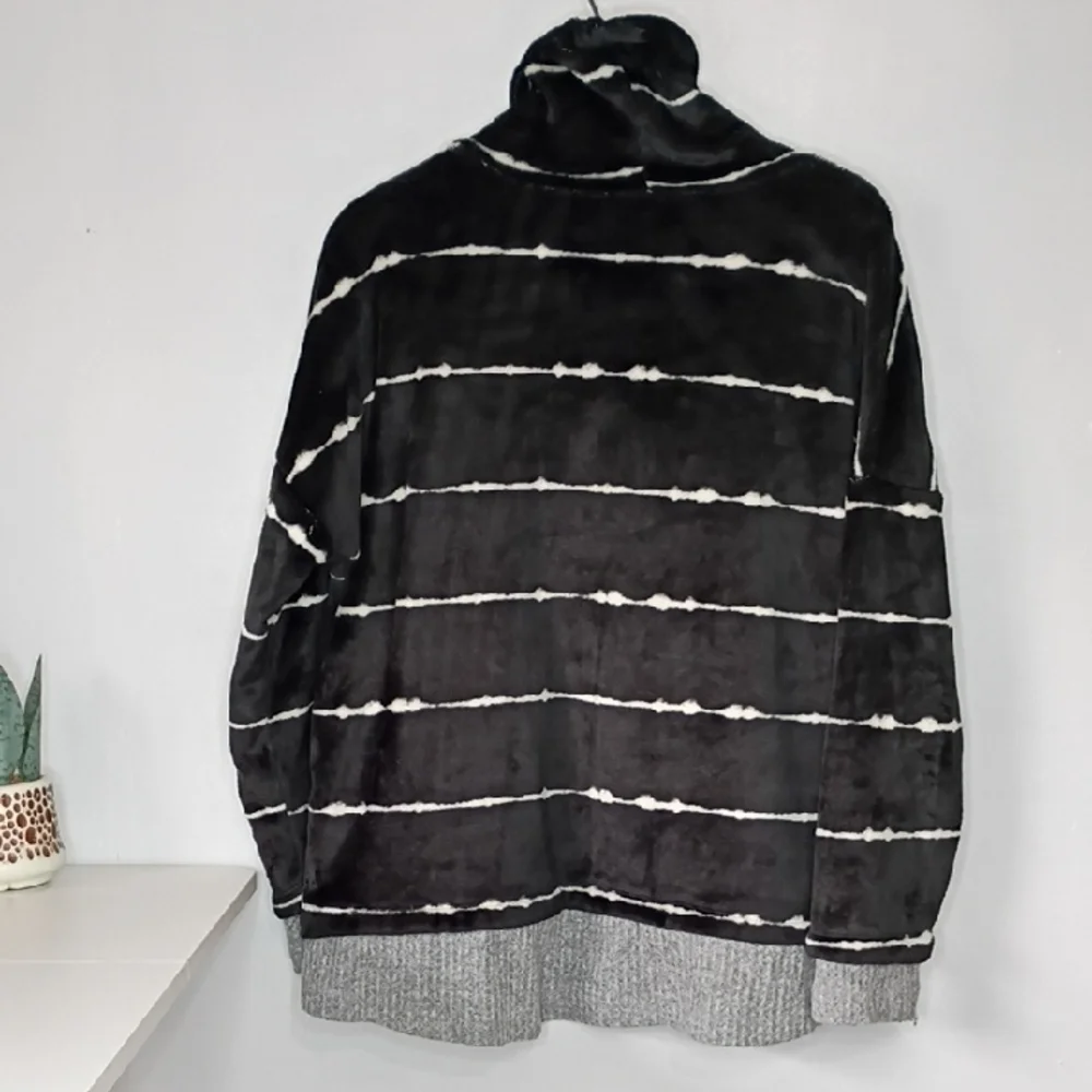 Como Vintage Black and White Fuzzy Sweater Women’s XL Cozy Soft Pullover - Picture 8 of 9